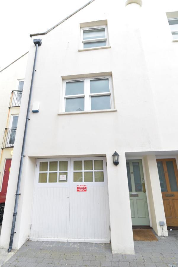 Beach Central With Allocated Parking And Patio Brighton Exterior foto