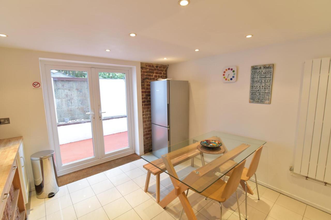 Beach Central With Allocated Parking And Patio Brighton Exterior foto